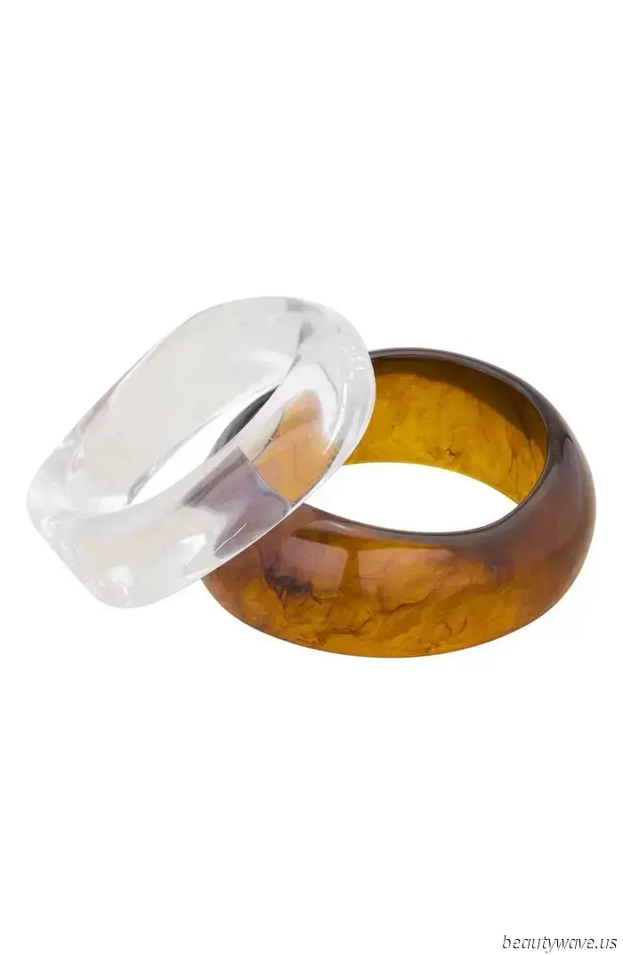 Everyone with good taste is sporting this accessory that costs under $10.