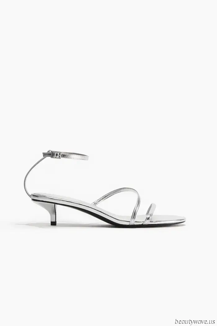 The Trend of Chic-Looking Sandals That Fashionable Girls Are Pairing With Baggy Jeans and White T-Shirts