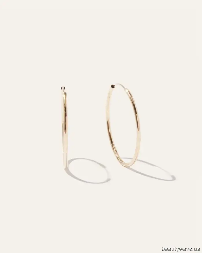 Джессика Альба только что надела когда-то устаревший тренд кроссовок, который на самом деле идеально сочетается с мешковатыми штанами.