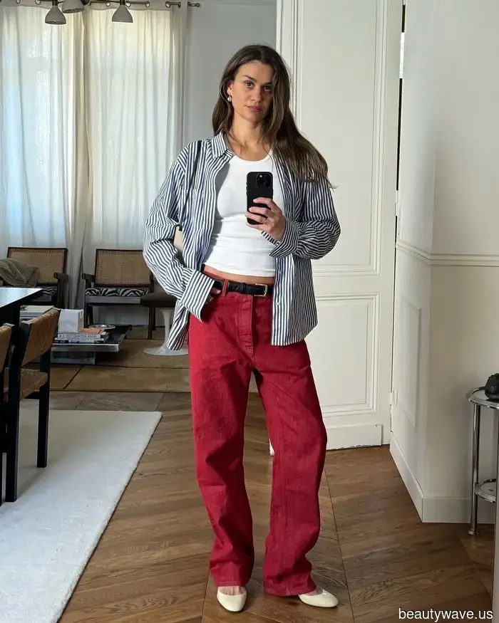Rote Jeans sind im Trend, das sind die genauen Schuhfarben, die am schicksten dazu aussehen.