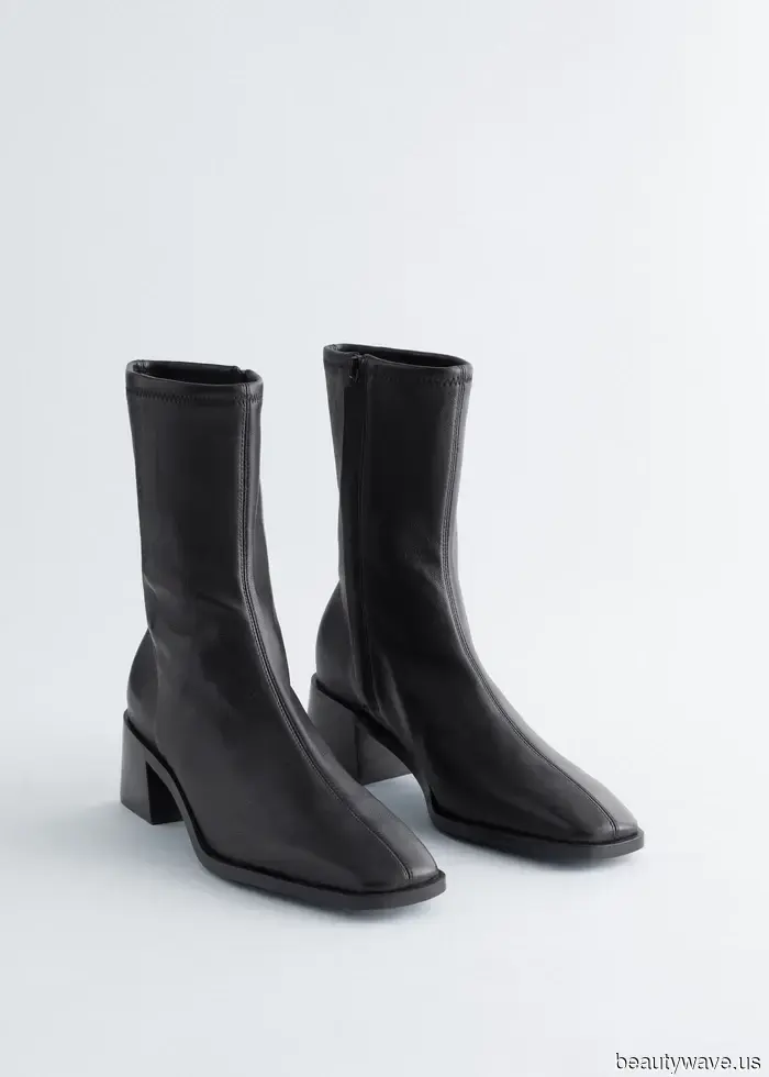 Les jeans avec des bottines ne sont pas une nouveauté, mais personne ne les porte aussi bien que les Parisiens.