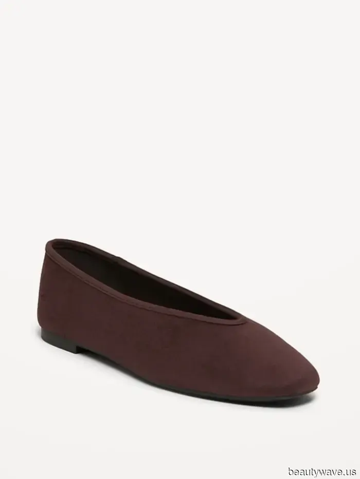 I usually don't wear capris with flats, but Kendall's The Row pair has changed my perspective.