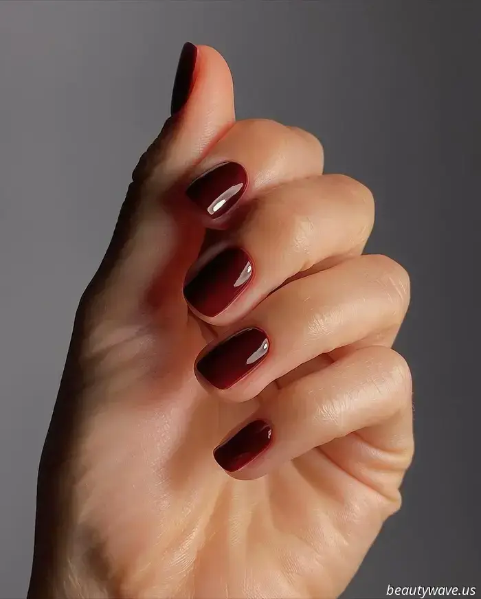 Wir Redakteure sind einstimmig der Meinung: Das ist die schickste Winter-Nagellackfarbe, die es je gegeben hat.