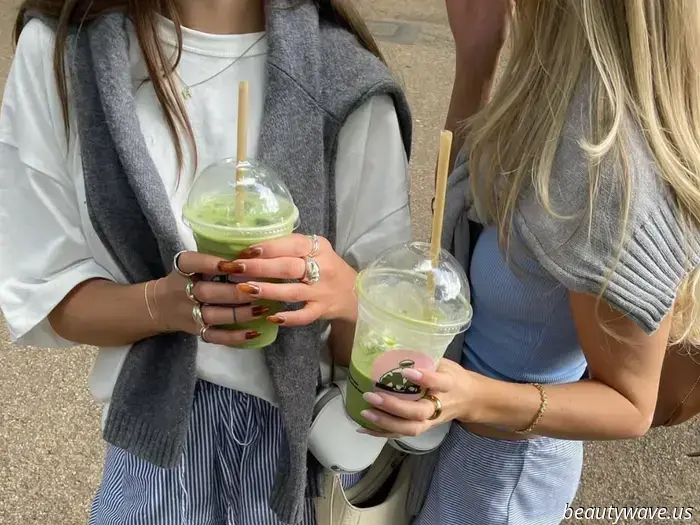 Non mettere via ancora i tuoi maglioni — le persone di moda più eleganti li stanno riutilizzando nel modo più chic per l'estate