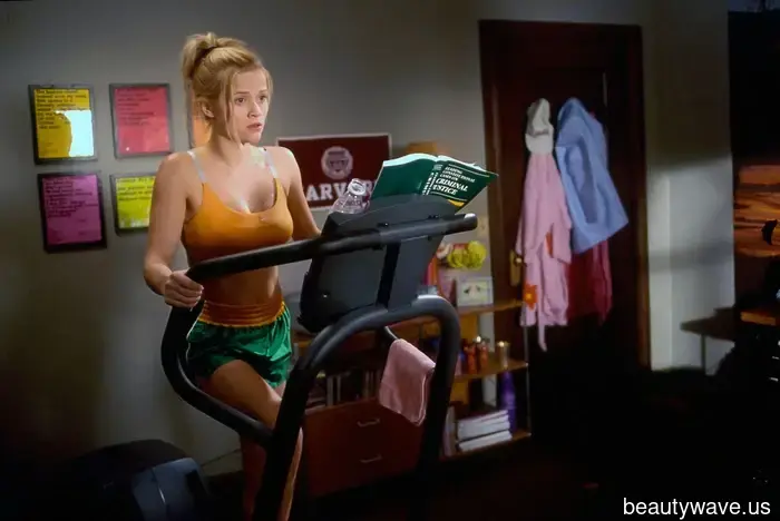 Элли Вудс вернулась! 7 культовых нарядов из " legally blonde", которые актуальны и через 25 лет