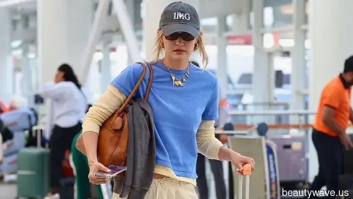 No Zapatillas: Las Elegantes Bailarinas Anti-Tendencia que la Gente de Moda en el Aeropuerto Lleva con Pantalones con Cuerda