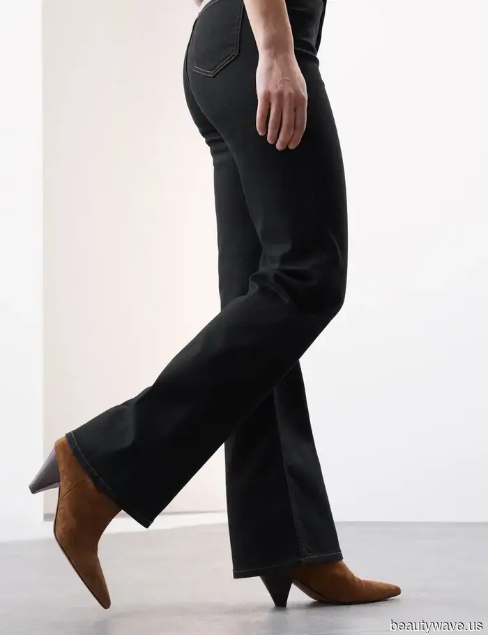 La combinazione di jeans e stivali chic che le persone di moda indossano per sembrare avere gambe da giorni