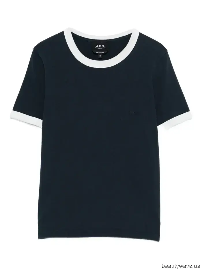 Anche nel 2026, le donne eleganti continuano a fare affidamento su questo classico abbinamento di jeans e scarpe basse.