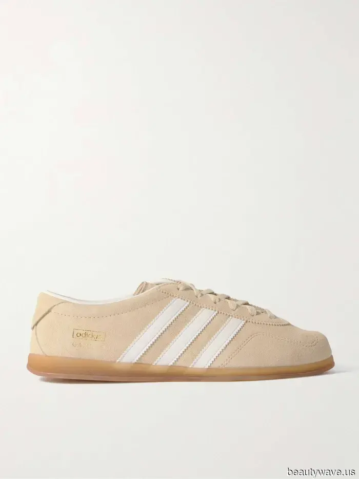 Forget about trendy sneakers—this classic style pairs elegantly with every kind of jeans.