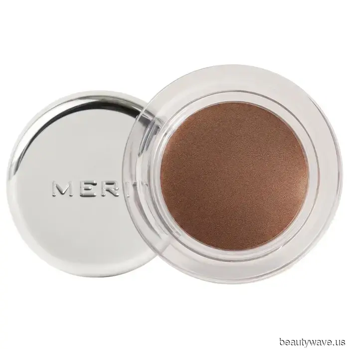 Merit&rsquo;s neue Creme-Lidschatten verleihen das unbeeindruckte &lsquo;90er-Supermodel-Feeling&mdash;ich könnte nicht besessener sein.