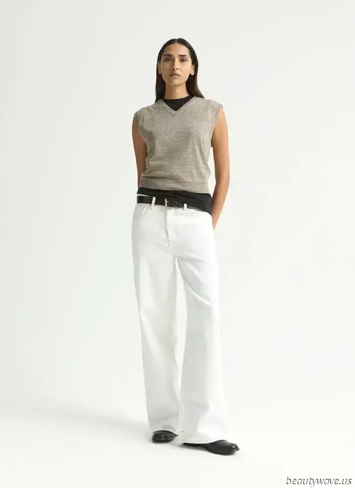 This sandal color ensures that your white jeans ensembles appear stylish rather than inexpensive.