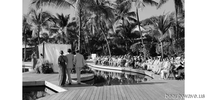 Phoebe Philo! Ralph Lauren! Colleen Allen! Die Braut trug 7 makellos elegante Looks für ihre Hochzeit in Saint Bart's.