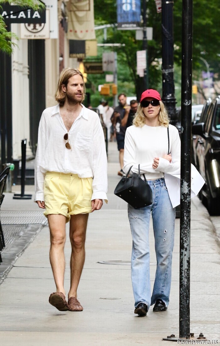 Nur damit du es weißt, *dies* ist der Denim-Trend, den New Yorker mit Loafers tragen (Entschuldigung, enge Jeans)