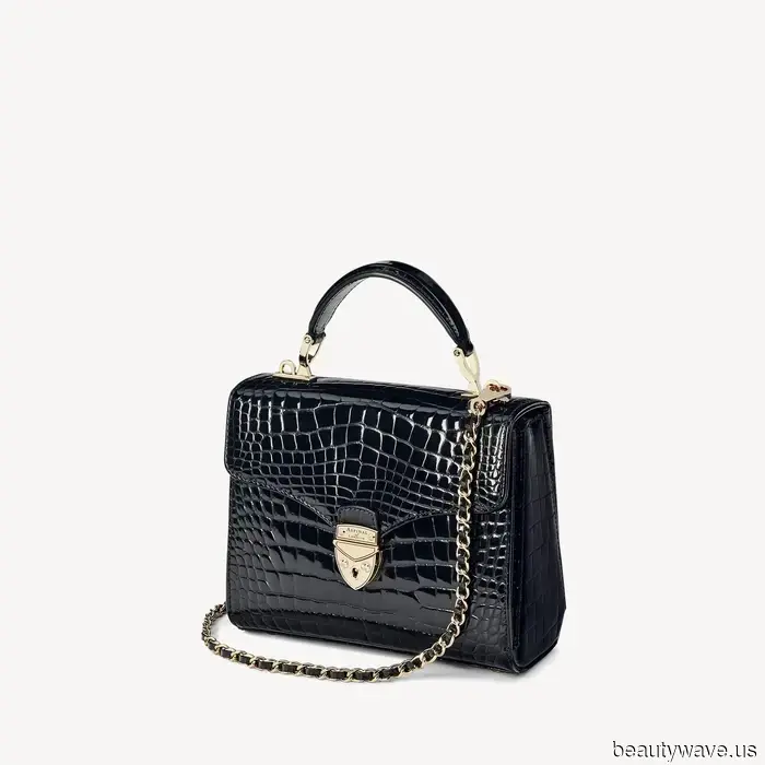 If you aim to achieve a French supermodel look, incorporate this chic bag trend into your casual outfits.