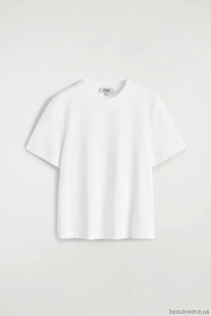 Victoria Beckham sa che questo basic accessibile è il segreto per rendere i jeans chic in estate.