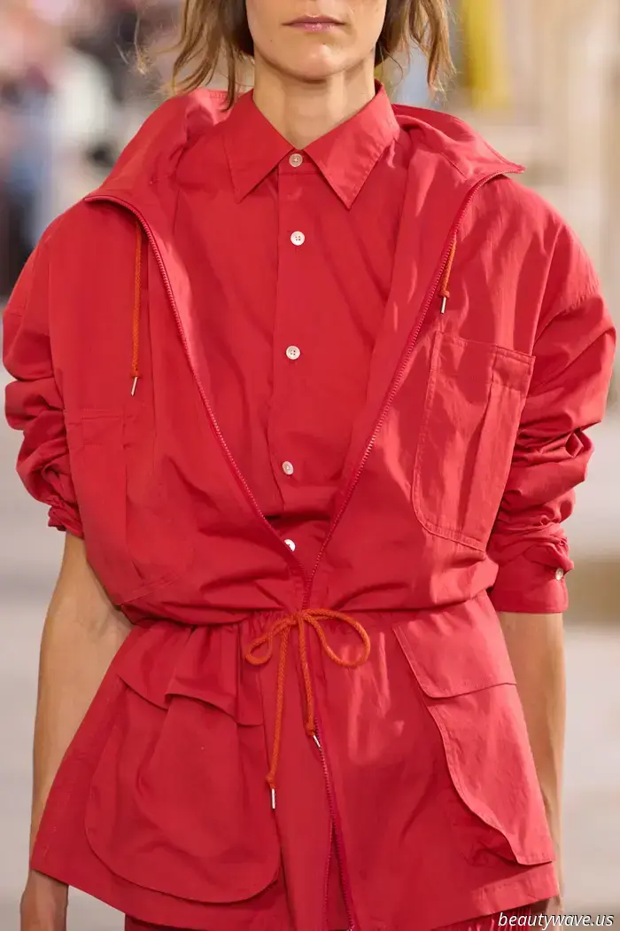Más estiloso que una camisa blanca abotonada: este color de camisa específico es la clave para lucir chic este otoño