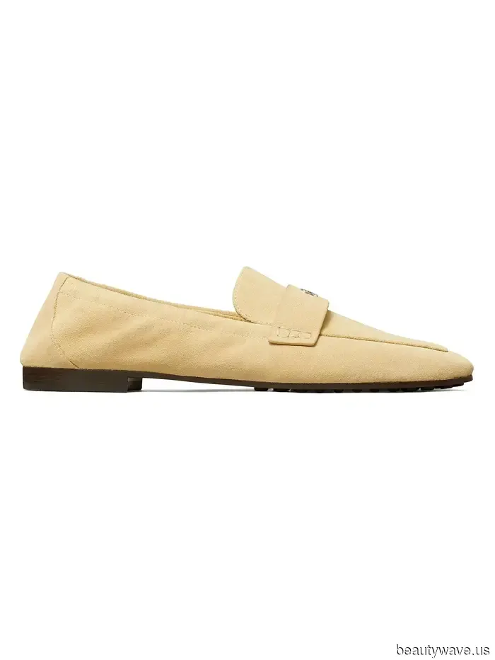 No Zapatillas: Las Elegantes Bailarinas Anti-Tendencia que la Gente de Moda en el Aeropuerto Lleva con Pantalones con Cuerda