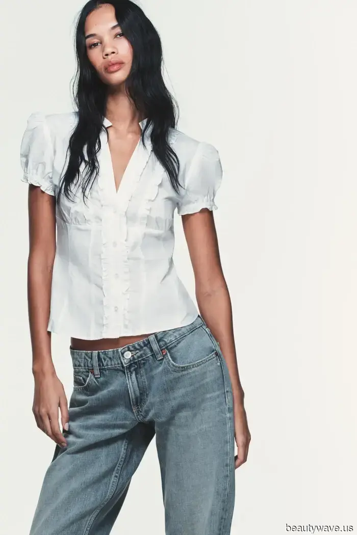 Si vas a usar jeans bootcut a la moda, este estilo de camisa y este estilo de tacones son las combinaciones más efectivas.