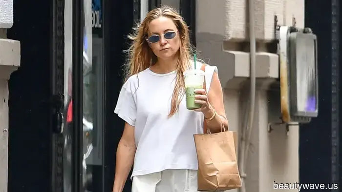 Wenn Sie Birkenstocks tragen möchten, ohne veraltet auszusehen, kombinieren Sie diesen genauen Stil mit diesem Hosen-Trend.