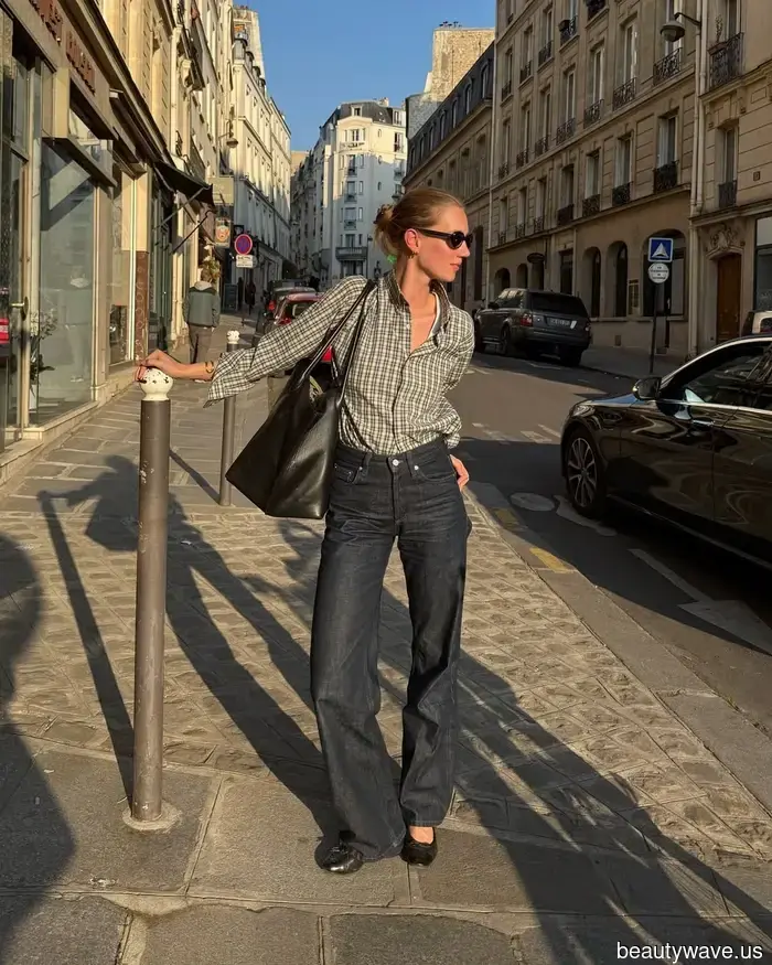 Halten Sie die hellblauen Jeans&mdash;Die Menschen in Paris wissen, dass dieser Denim-Trend für den Herbst weit überlegen ist.