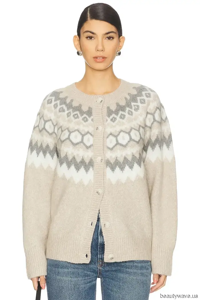 If you're aiming for an elegant look rather than a sporty vibe in leggings, this is the winter trend you should embrace.