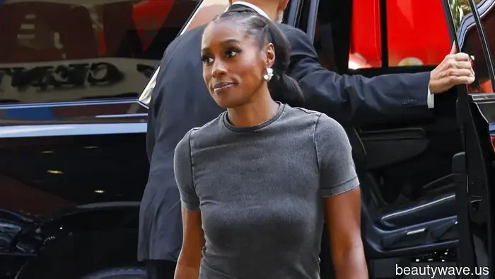 Indossare tutto nero è fantastico, ma questo colore dell'outfit sembra ancora più cool con le sneakers.