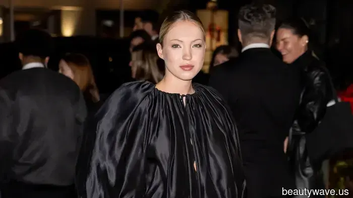 Farewell to Dull T-Shirts! This Stylish Blouse Trend Pairs Much More Elegantly With Jeans.