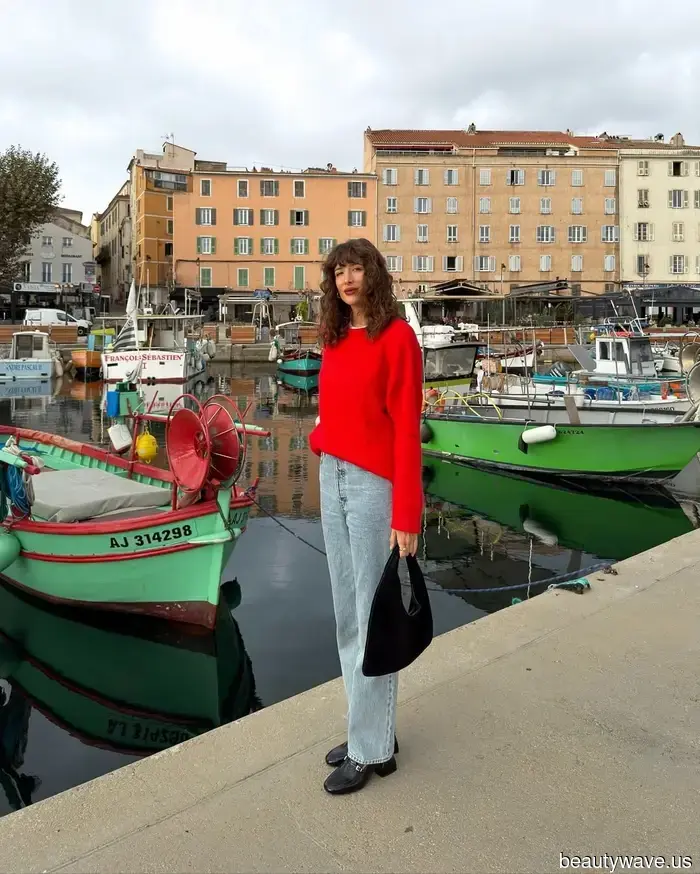 5 Wege, wie französische Frauen Jeans und einen Pullover weniger "langweilig" und mehr 2026 aussehen lassen