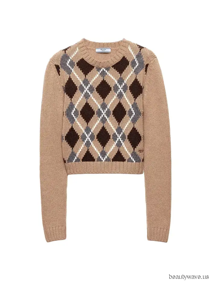 Plötzlich trägt jede Modeperson den Pullover-Trend, der vor nicht allzu langer Zeit als hässlich galt.