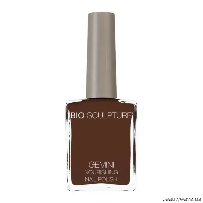 Elegante, senza tempo e ovunque guardi: I soli 9 colori di smalto scuro di cui hai bisogno per una manicure ultra-lussuosa