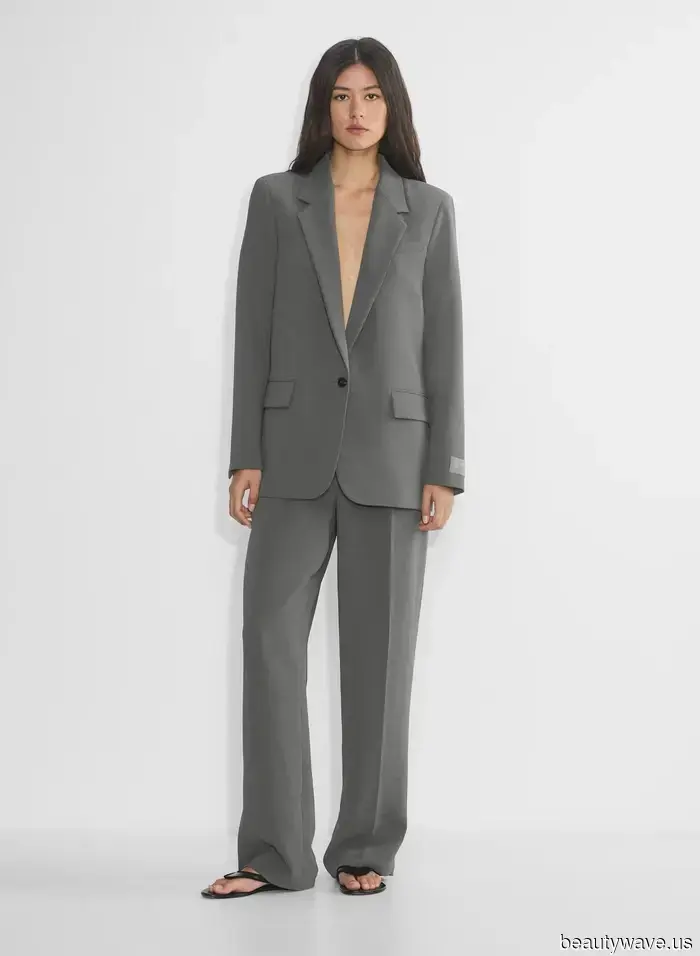 Questa tendenza della camicia in satin sembra uscita direttamente dall'era Gucci di Tom Ford&mdash;7 modi in cui le persone della moda stanno…