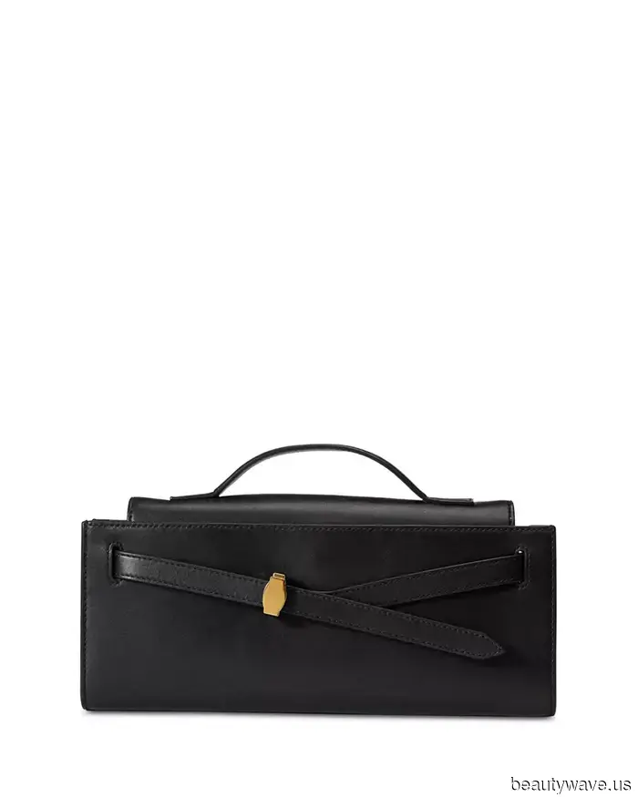 The It Girls of Downtown New York have made their voices heard: they are continually sporting Carolyn Bessette Kennedy's favorite bag trend.