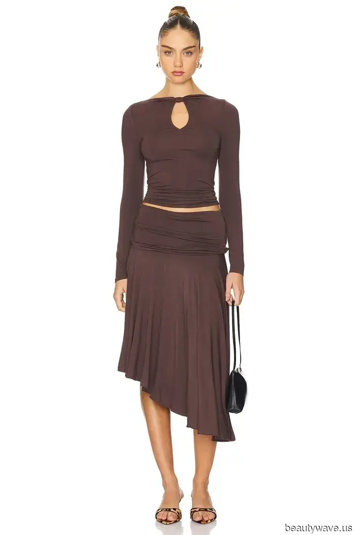 El negro y el blanco son clásicos, pero la combinación de colores moderna de Iris Law es tan fresca para 2026.