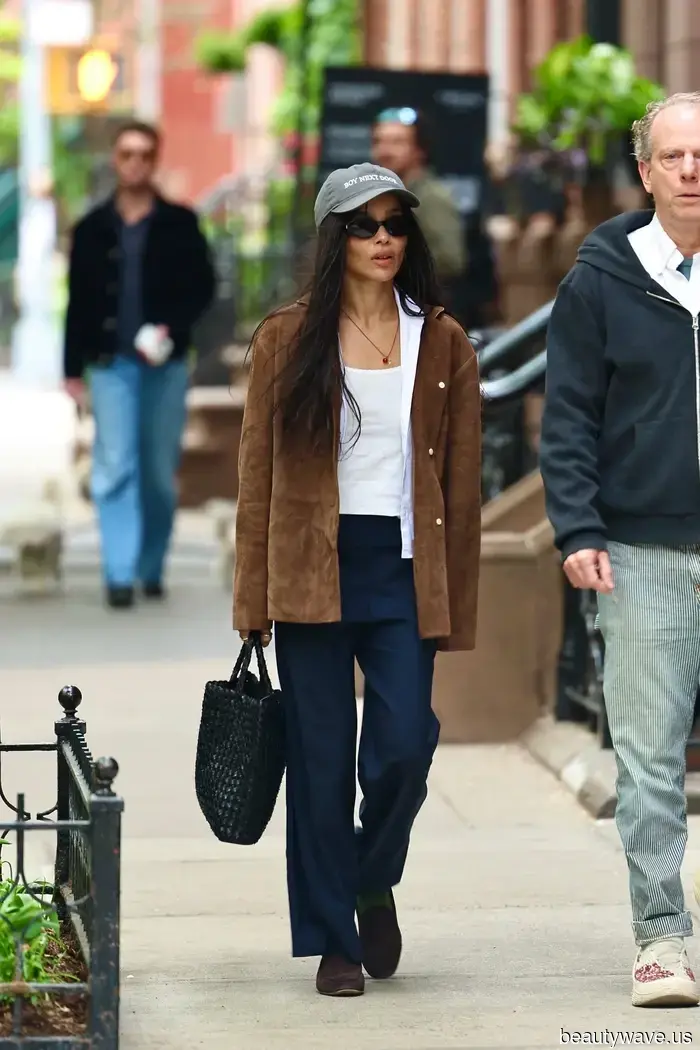 Las chicas geniales saben que combinar esta tendencia de pantalones con un bolso de rafia es el nuevo atuendo de primavera.