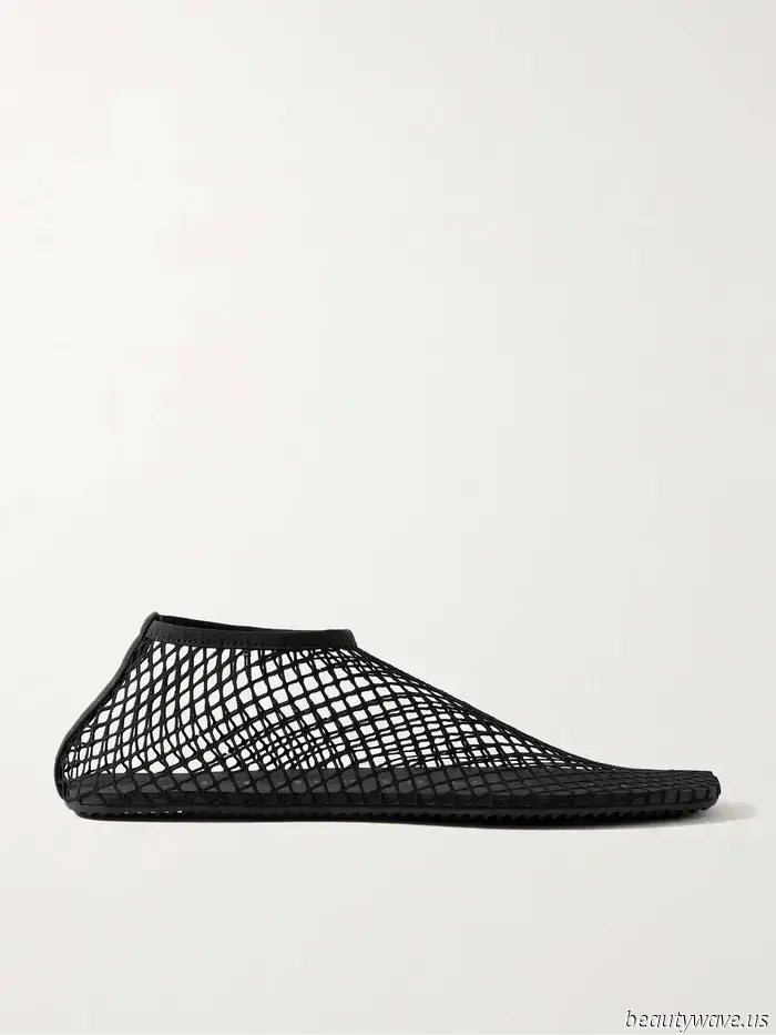 Is it just me, or are all the trendy girls now combining ballet flats with this anti-denim pant trend?