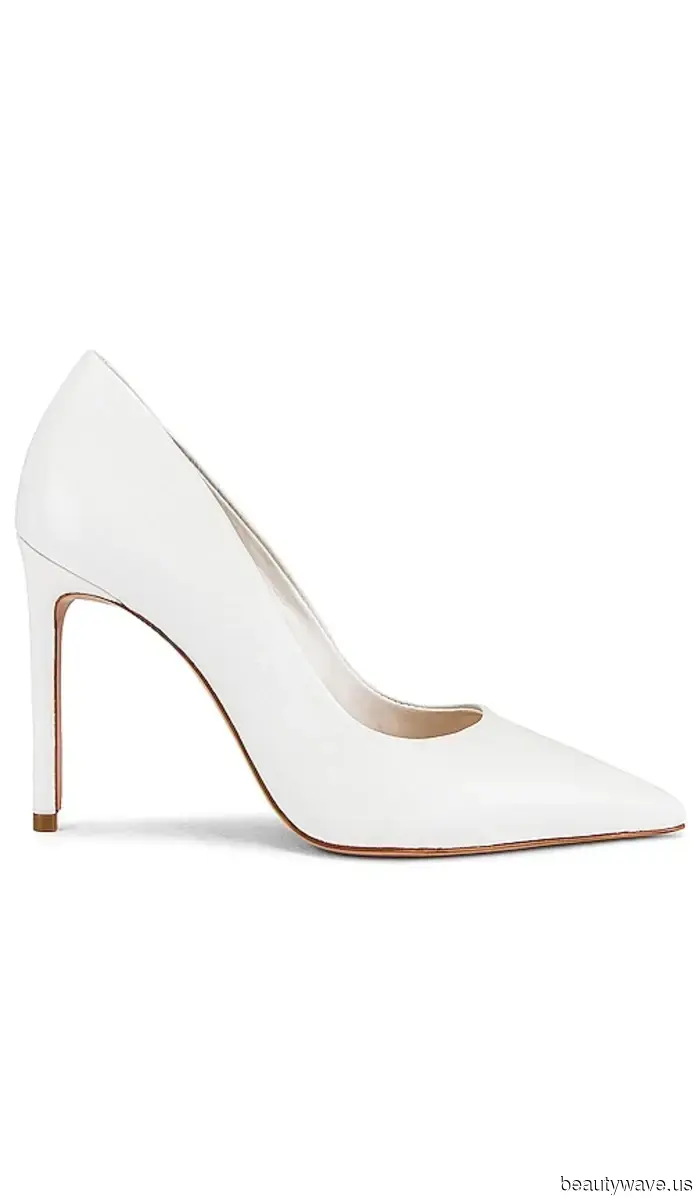 Just so you know: Currently, every fashion enthusiast is opting for this beautiful shoe color rather than black.