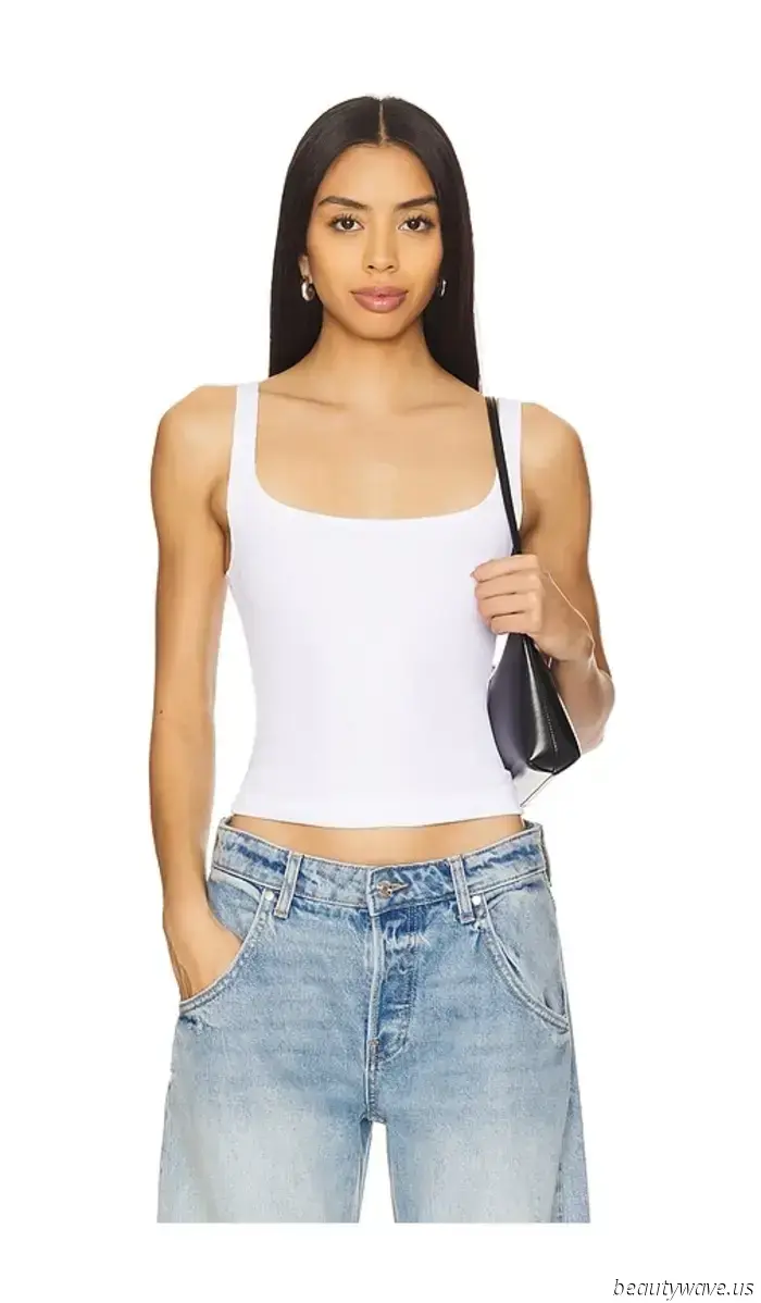 Los expertos en moda están elevando las aburridas camisetas blancas sin mangas al combinarlas con esta elegante tendencia de faldas en lugar de vaqueros.