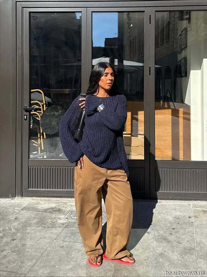 Ovunque guardo, le persone di moda indossano jeans con uno di questi 5 colori di maglieria.