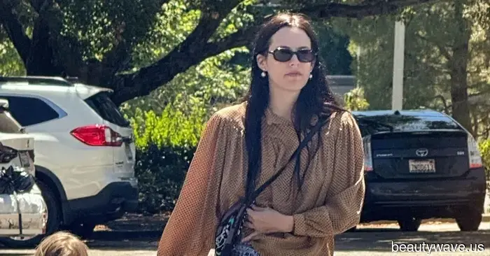 I'm convinced: Jeans appear most stylish when paired with this beautiful blouse trend this spring.