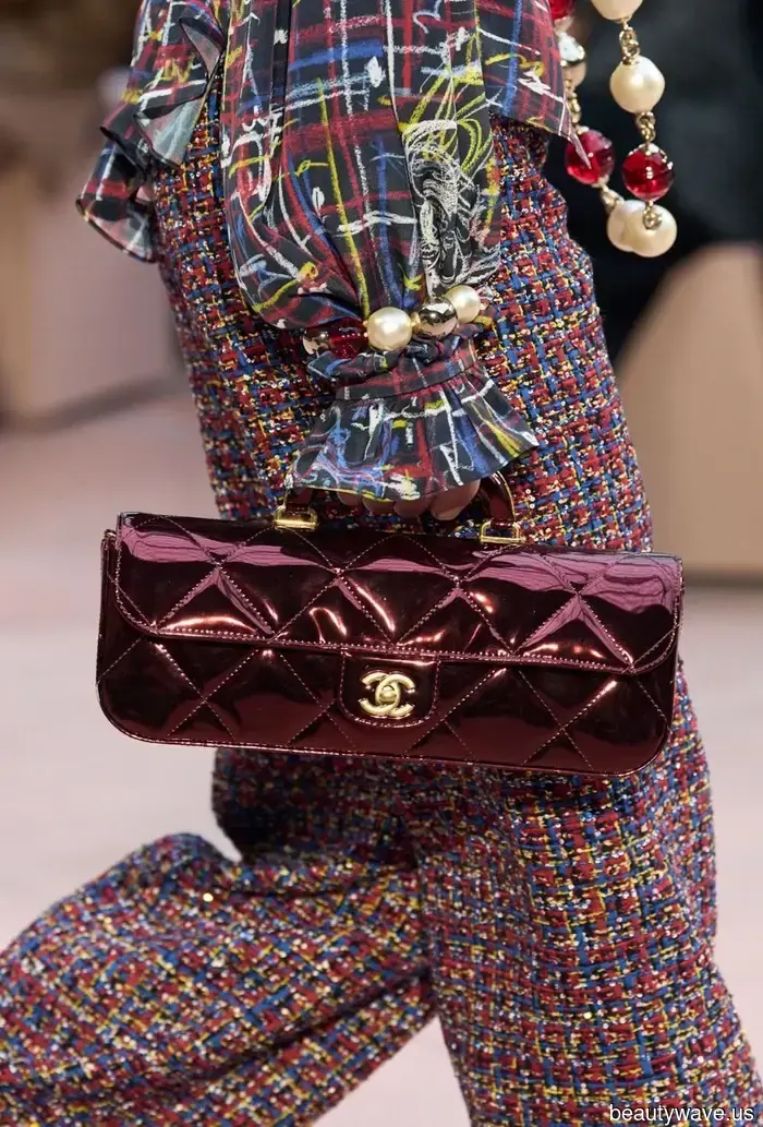 You’re a fashionista if you’re sporting one of these 7 winter handbag trends.