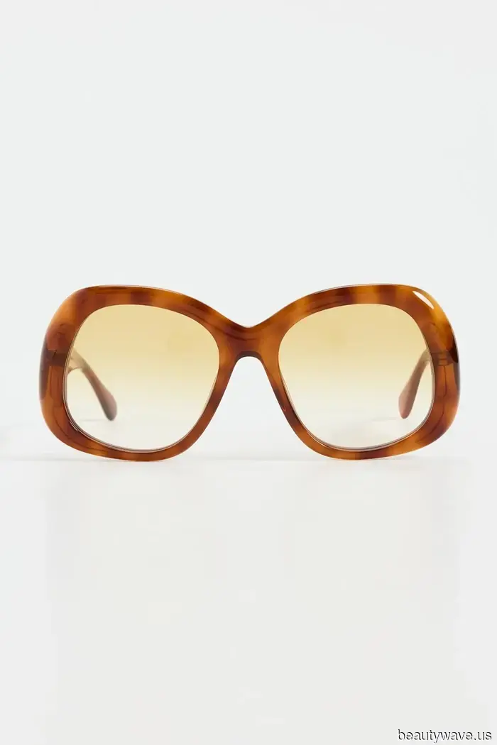 Subtle Luxury to the Left: This Summer Aesthetic Is Being Worn by Every Stylish Individual Instead.