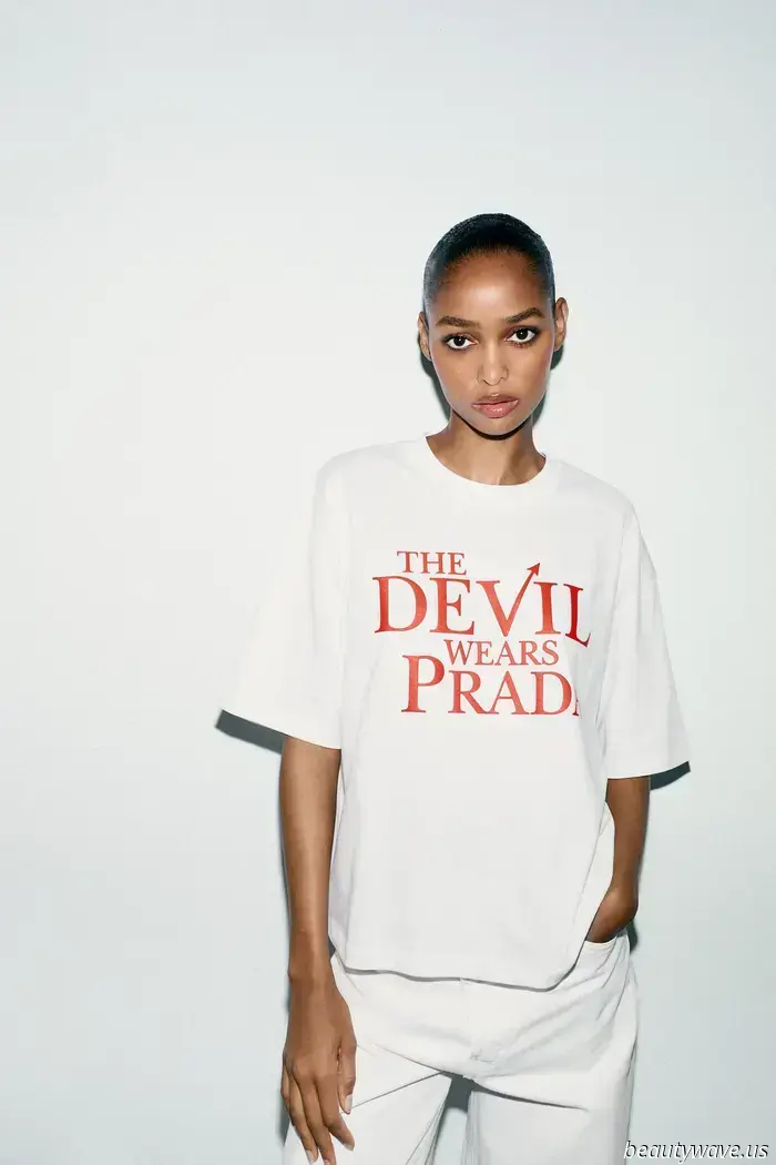A Parigi, L.A. e Londra, le t-shirt bianche basic vengono messe da parte a favore di questa alternativa più alla moda