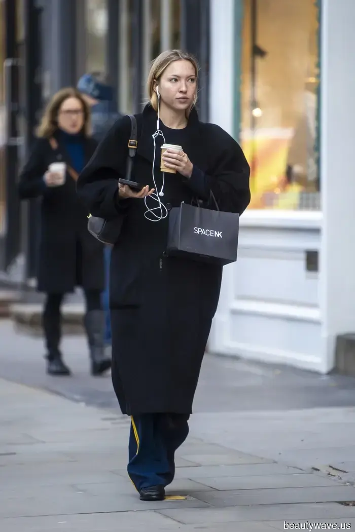 Le ragazze che "capiscono" a Londra e Palm Springs indossano questa tendenza dei pantaloni anti-denim con mocassini e mule.