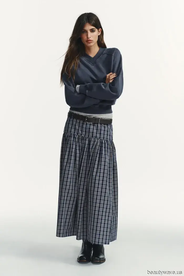 Everyone in the fashion world is in consensus: this winter boot style is versatile enough to be paired with jeans, skirts, and leggings.