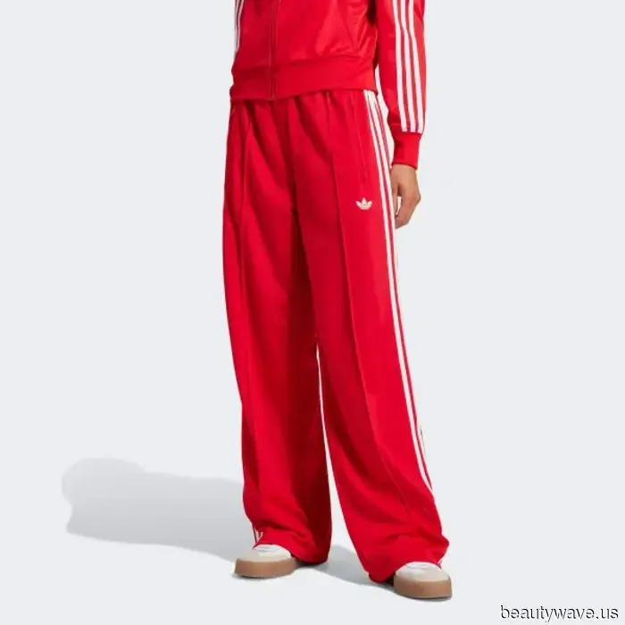 Le ragazze che "capiscono" a Londra e Palm Springs indossano questa tendenza dei pantaloni anti-denim con mocassini e zeppe.