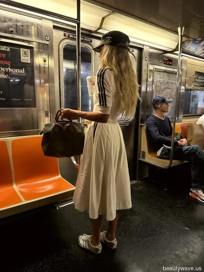 Non in suede, non in pelle&mdash;la tendenza delle scarpe da ginnastica extra chic avvistata in tutta Londra, Milano e NYC