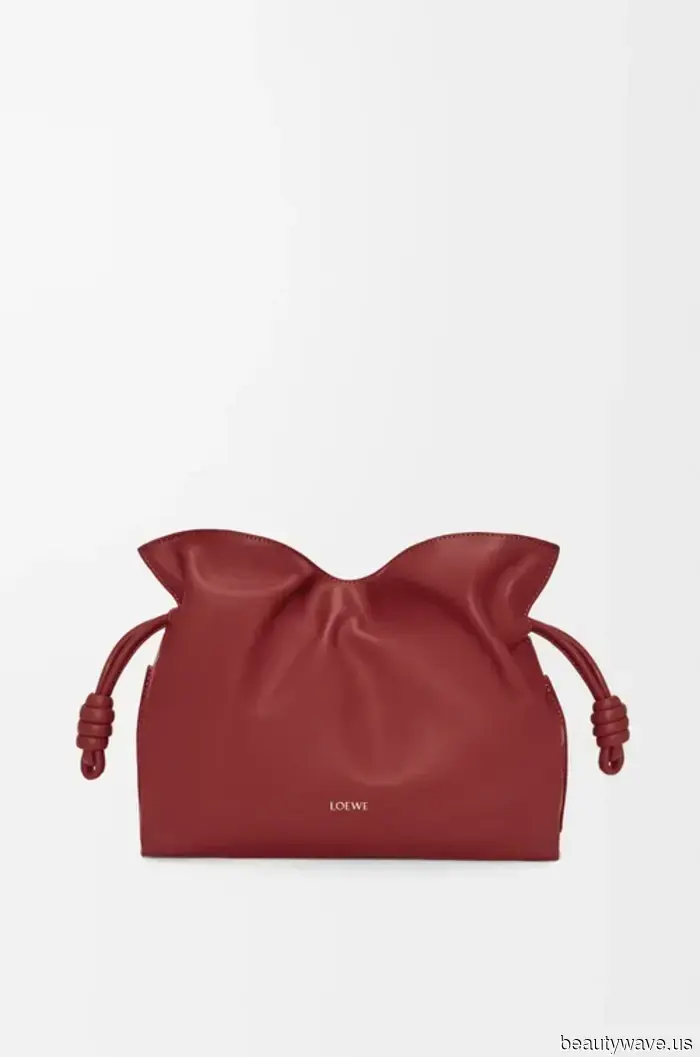 Tra tutte le nuove borse di design, le donne eleganti continuano a tornare a questo stile senza tempo e anti-tendenza.