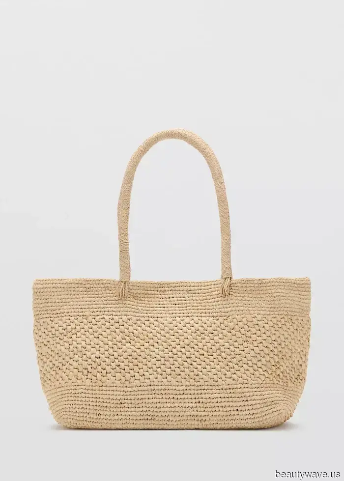 El look de aeropuerto de Pamela Anderson incluye la combinación de zapatos y bolso de chica francesa que realmente recomiendo llevar de viaje.