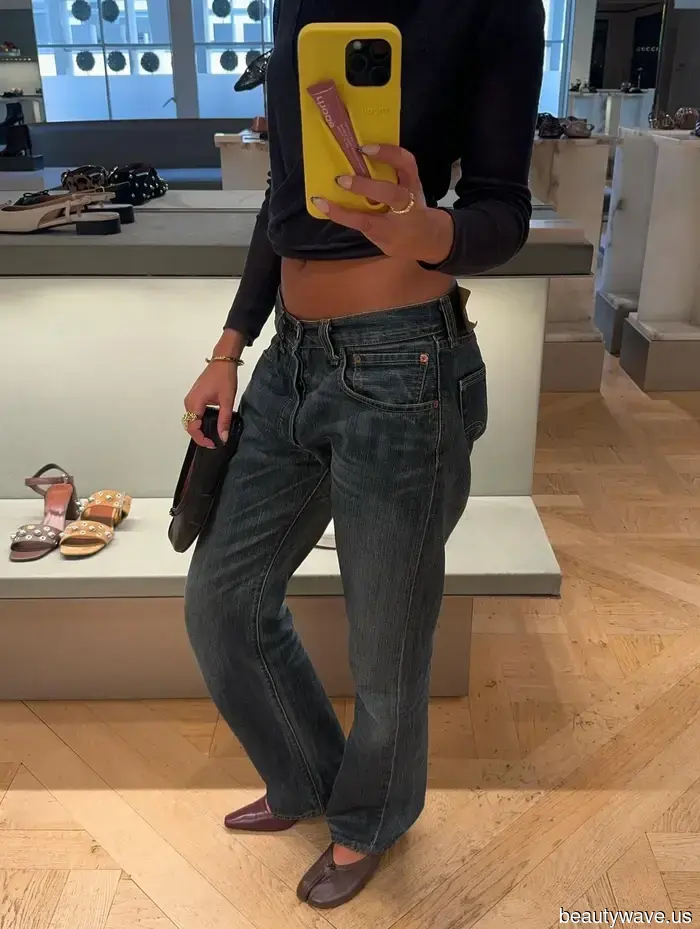 Graue Jeans sind derzeit im Trend&mdash;das sind die 5 schicksten Schuhe, die man dazu tragen kann.