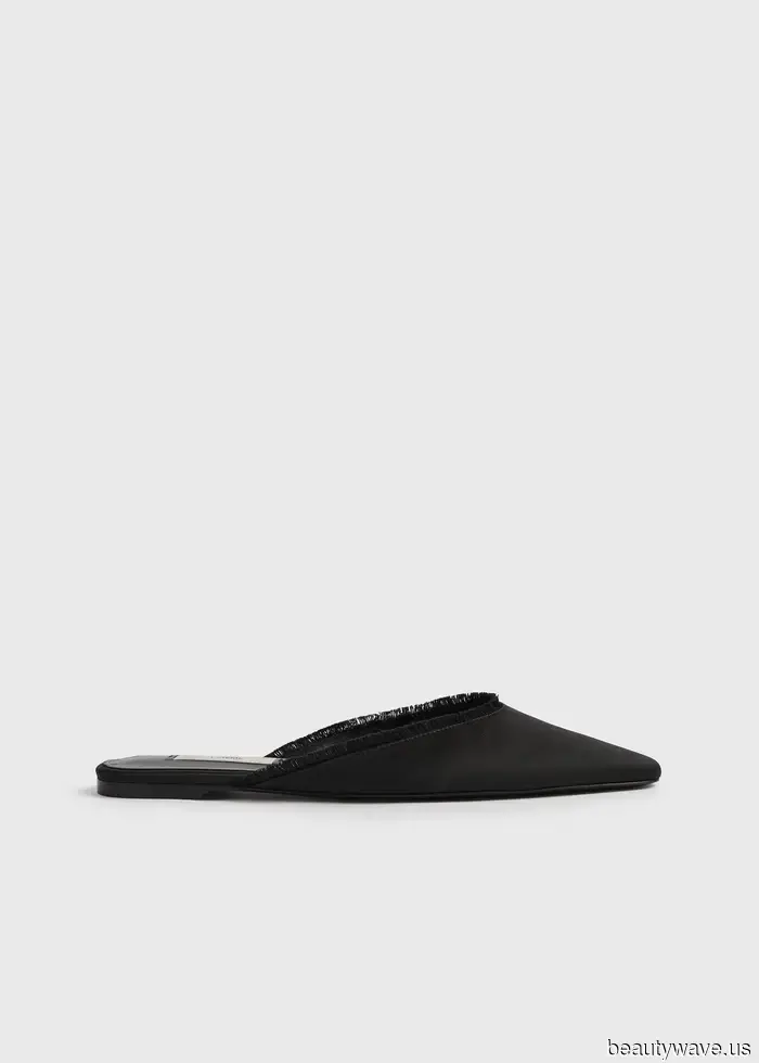 A Parigi, le donne più chic indossano uno di questi abbinamenti tra scarpe basse e pantaloni cropped.